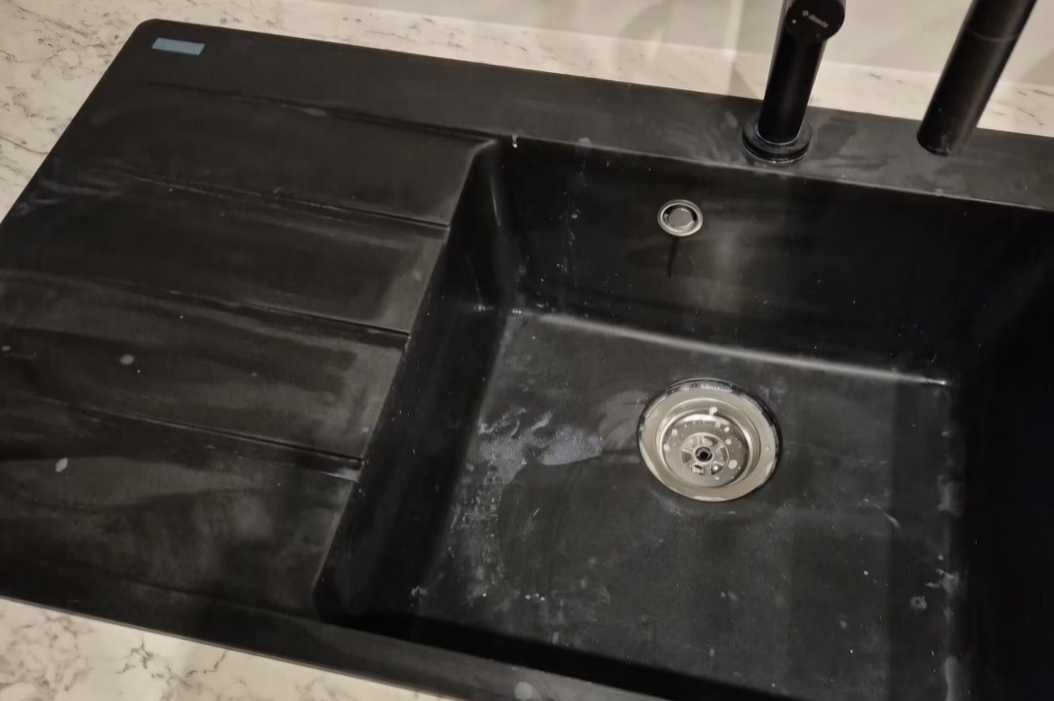 “Een zwarte spoelbak” (Schoonmaken)